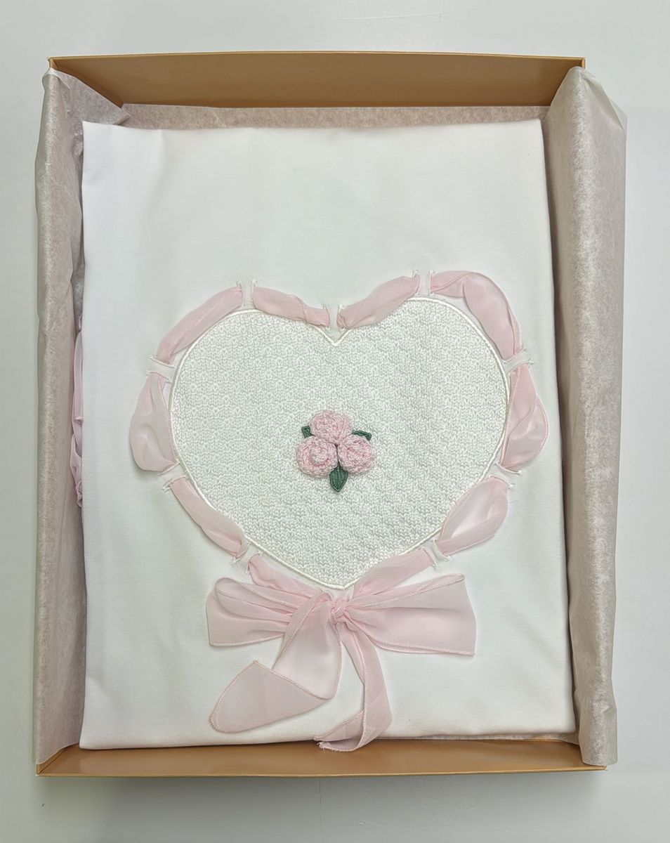 Copertina bianca con cuore e roselline rosa
