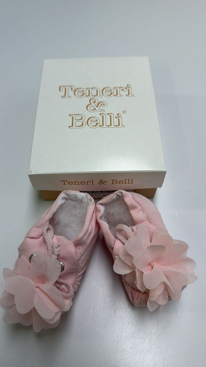 Scarpa rosa con fiore