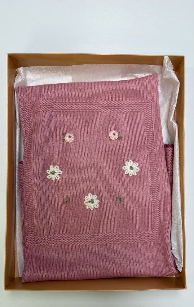 Copertina rosa con fiorellini bianchi ricamati