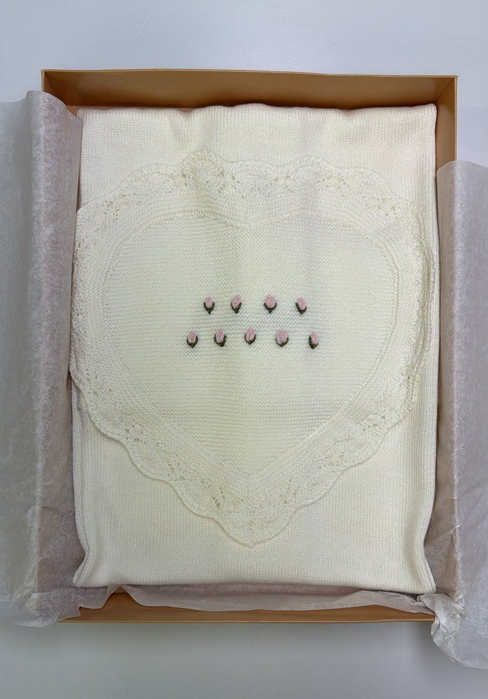 Copertina bianca con cuore e roselline rosa
