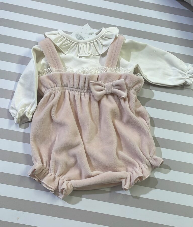 Set salopette rosa in velluto con t shirt bianca