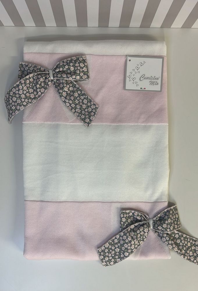 Copertina rosa e bianco con fiocchi