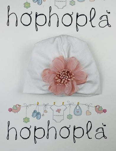 Cappellino con fiore rosa ricamato