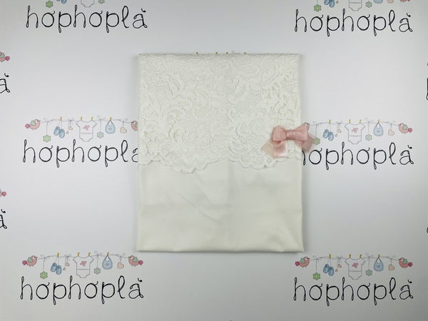 Copertina bianca con fiocchetto rosa
