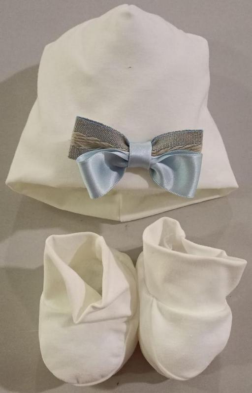 Set babbucce e cappellino con fiocco