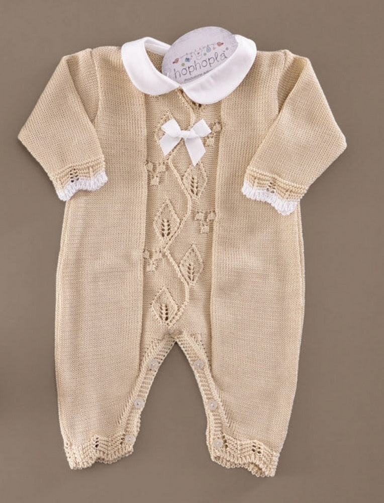 Tutina beige con dettagli bianchi