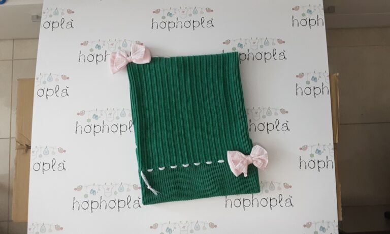 Copertina verde con ricami e fantasia rosa