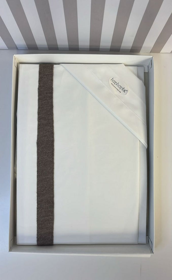Lenzuolino bianco ricamo marrone