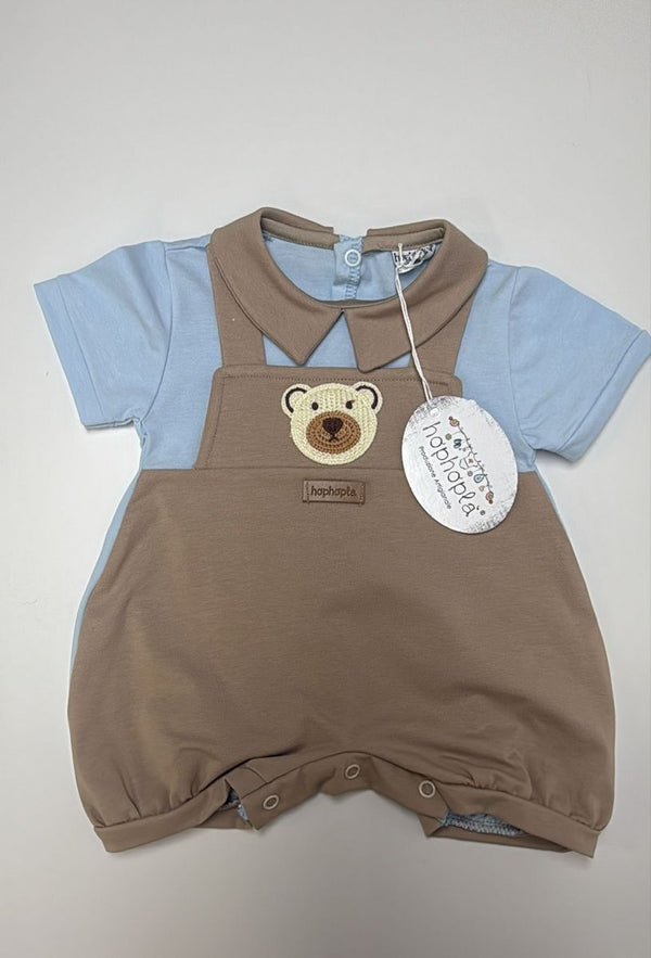 Pagliaccetto marrone con t shirt celeste