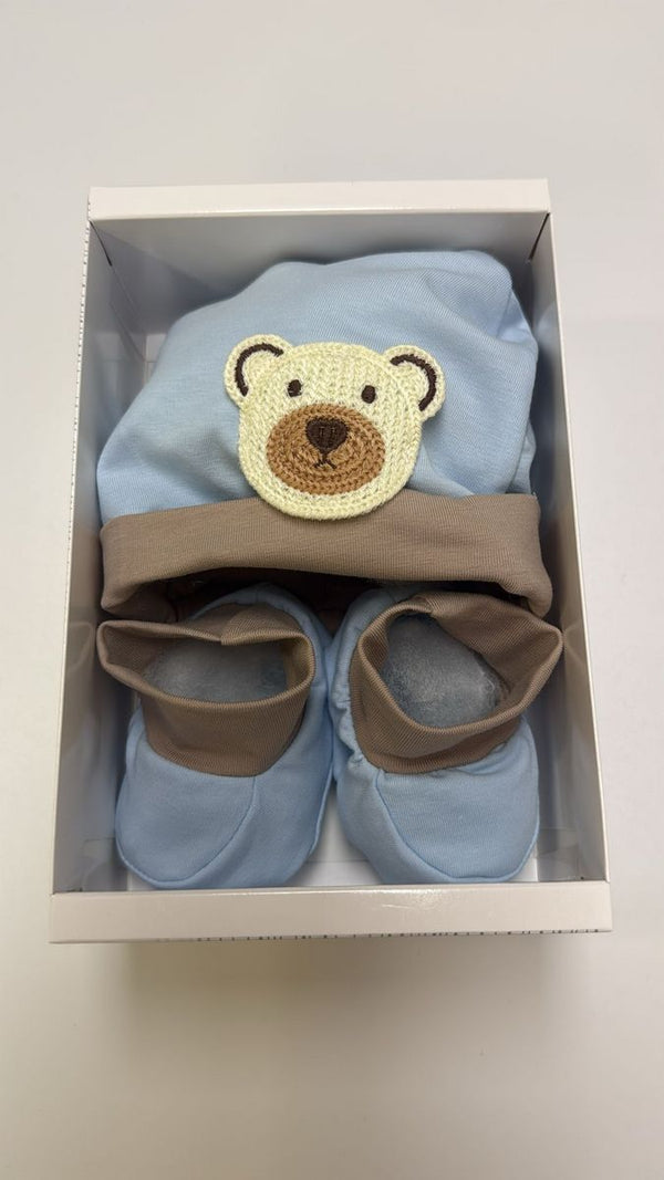 Set cappellino e babbucce azzurre con orsetto