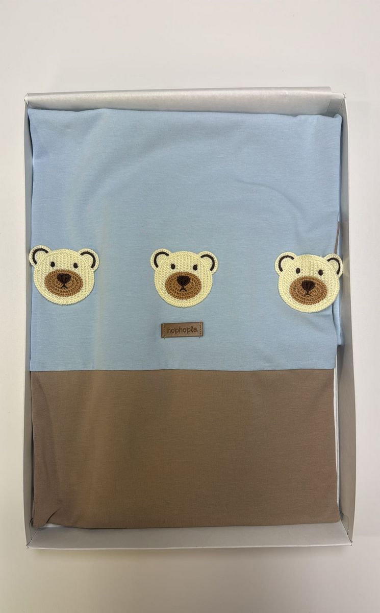 Copertina con stampa azzurra e marrone