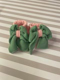 Babbucce rosa con fiocco verde