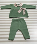 Completo 2 pezzi verde con collo rosa