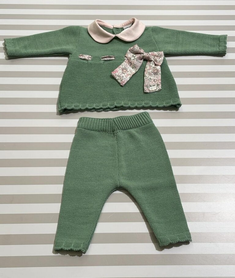 Completo 2 pezzi verde con collo rosa