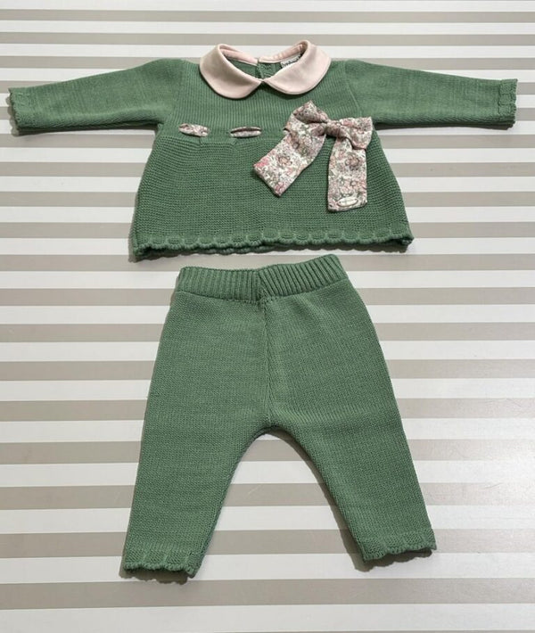 Completo 2 pezzi verde con collo rosa