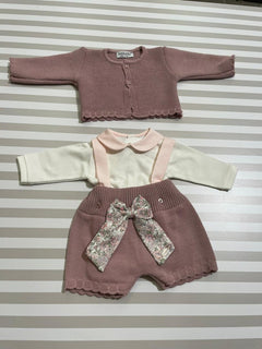 Set salopette, t shirt e maglioncino