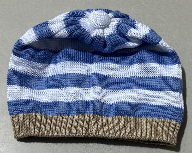 Cappellino in maglia a strisce blu e marroni