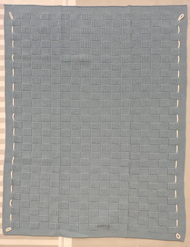 Copertina azzurra con dettagli bianchi