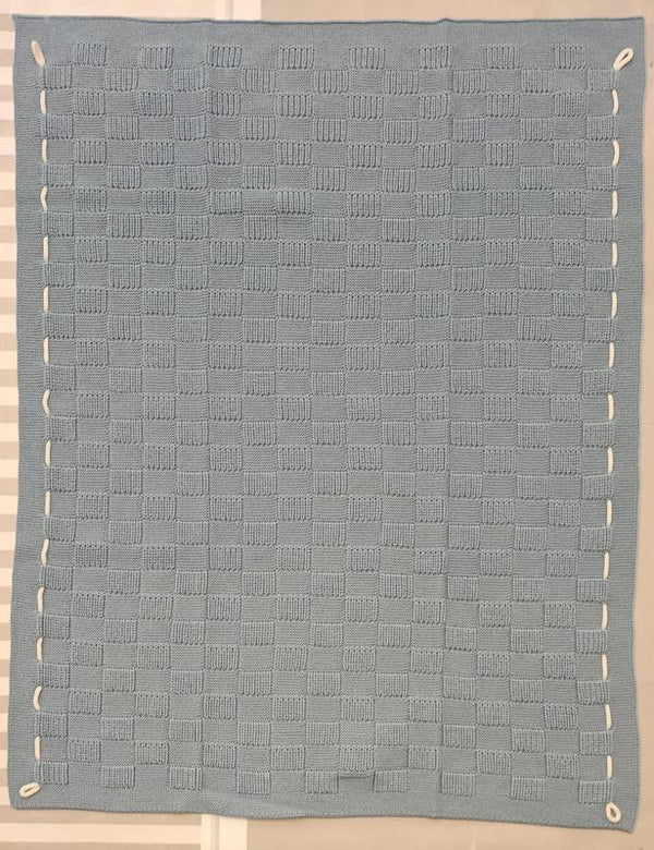 Copertina azzurra con dettagli bianchi