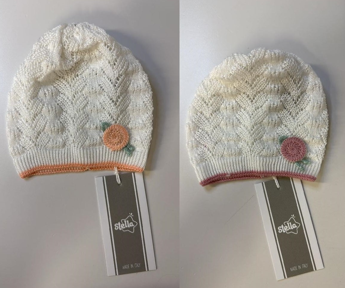 Cappellino in maglina con fiorellino