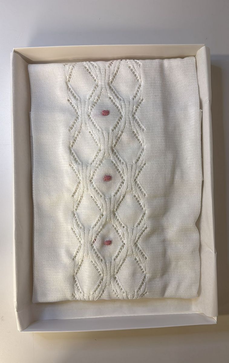 Copertina con rombi in maglia bianca