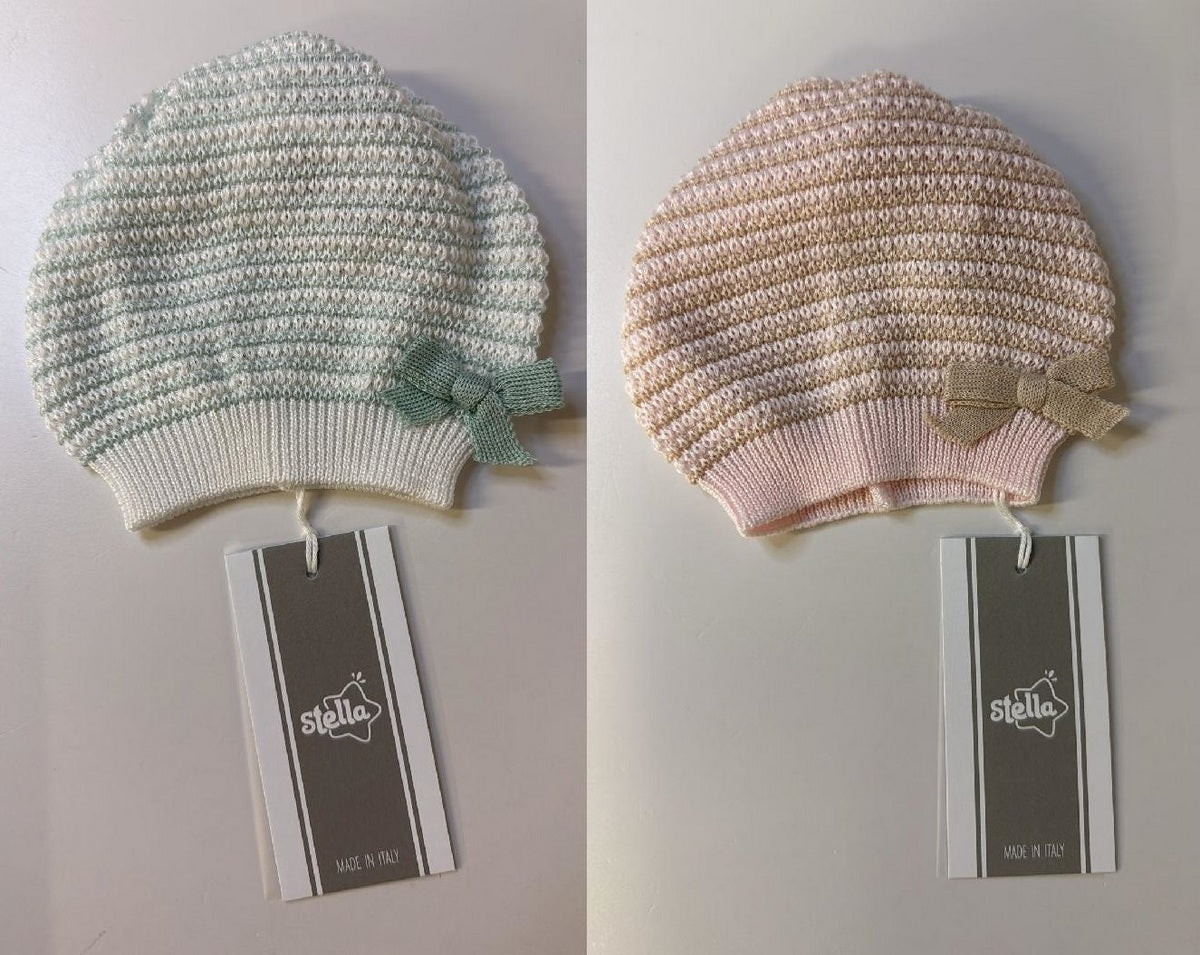 Cappellino con fiocchetto laterale