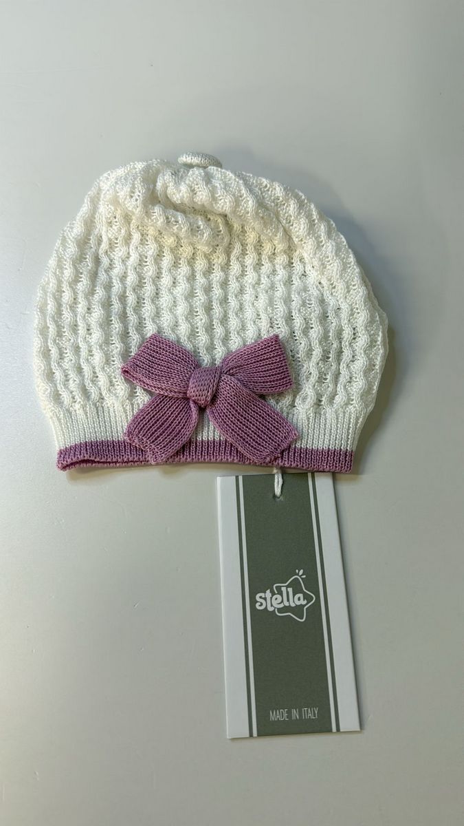 Cappellino bianco con fiocco viola