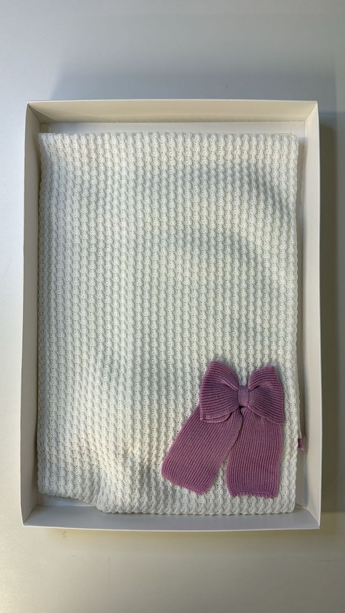 Copertina bianca con fiocco viola