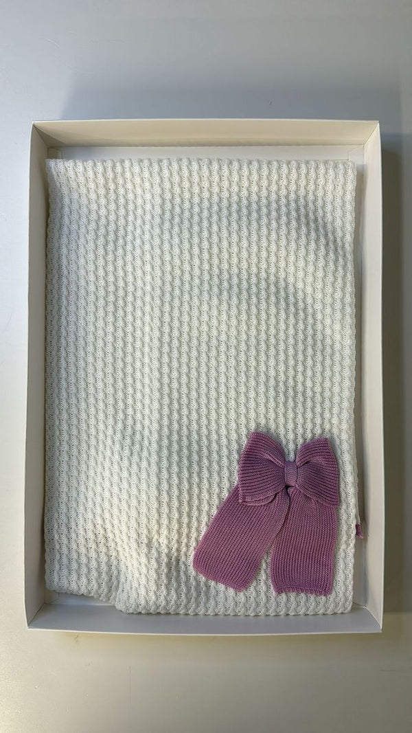 Copertina bianca con fiocco viola