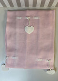 Copertina rosa con cuore pendente bianco
