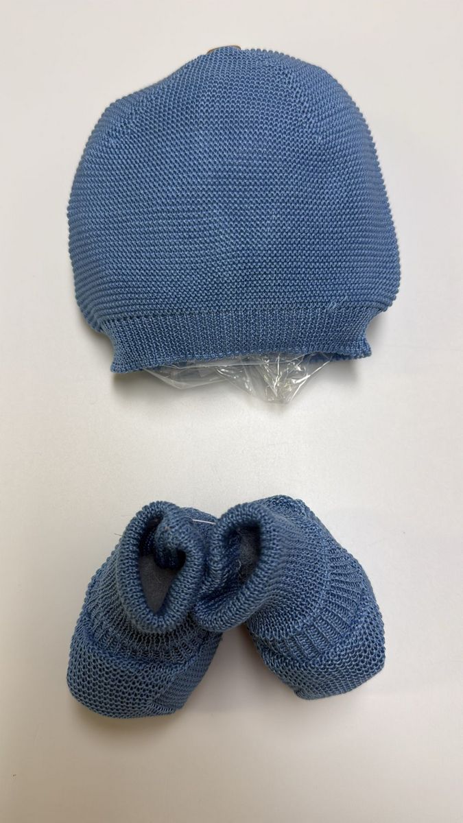 Set cappellino e babbucce blu