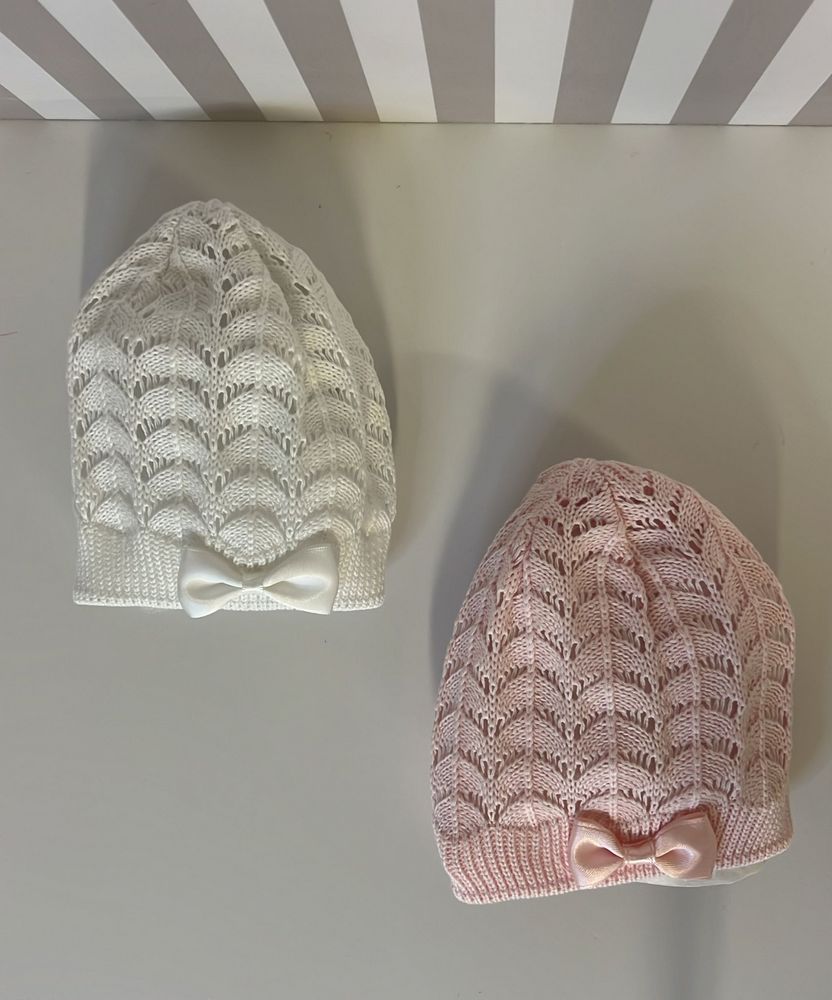 Cappellino in maglia con fiocco