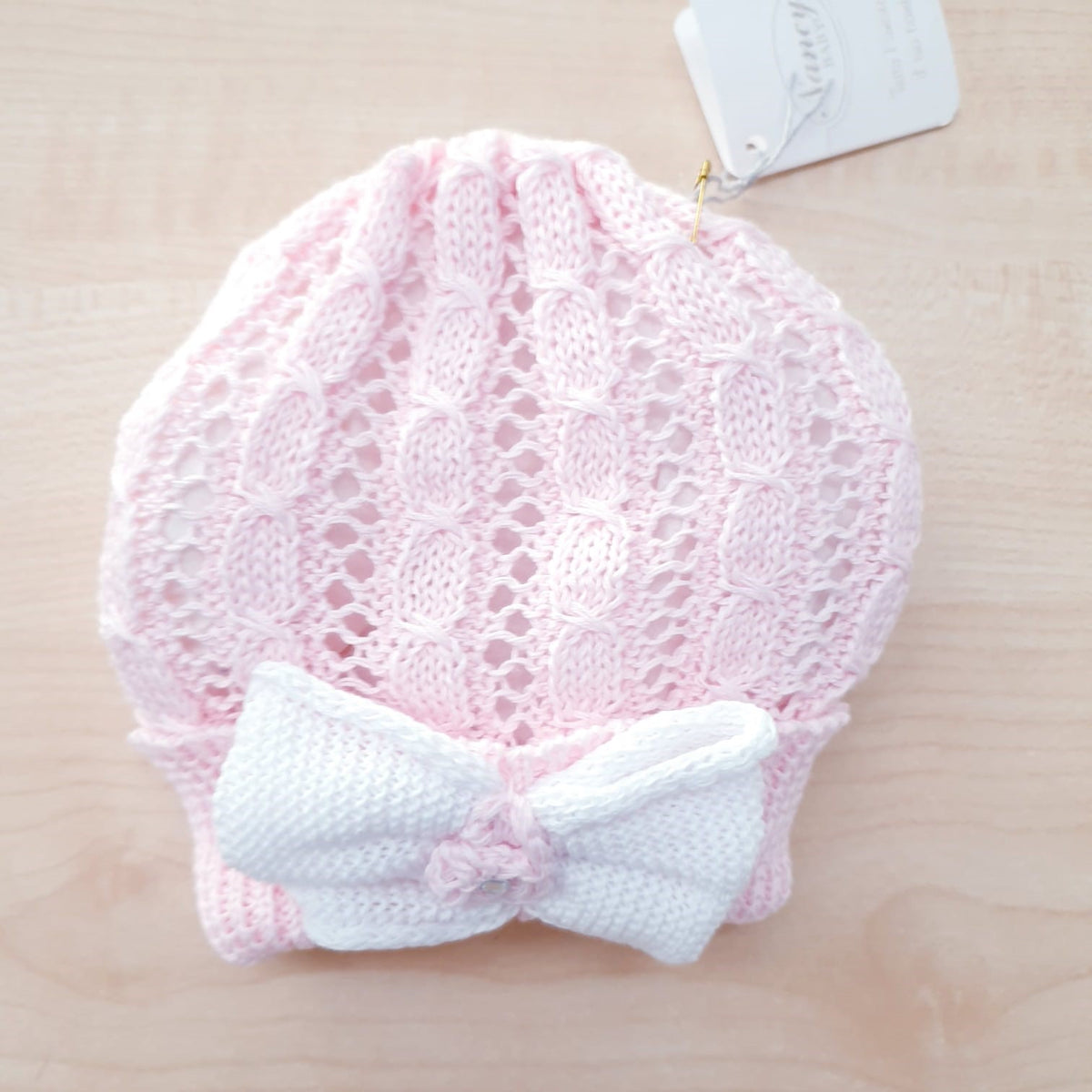 Cappellino il filo con fiocco ricamato