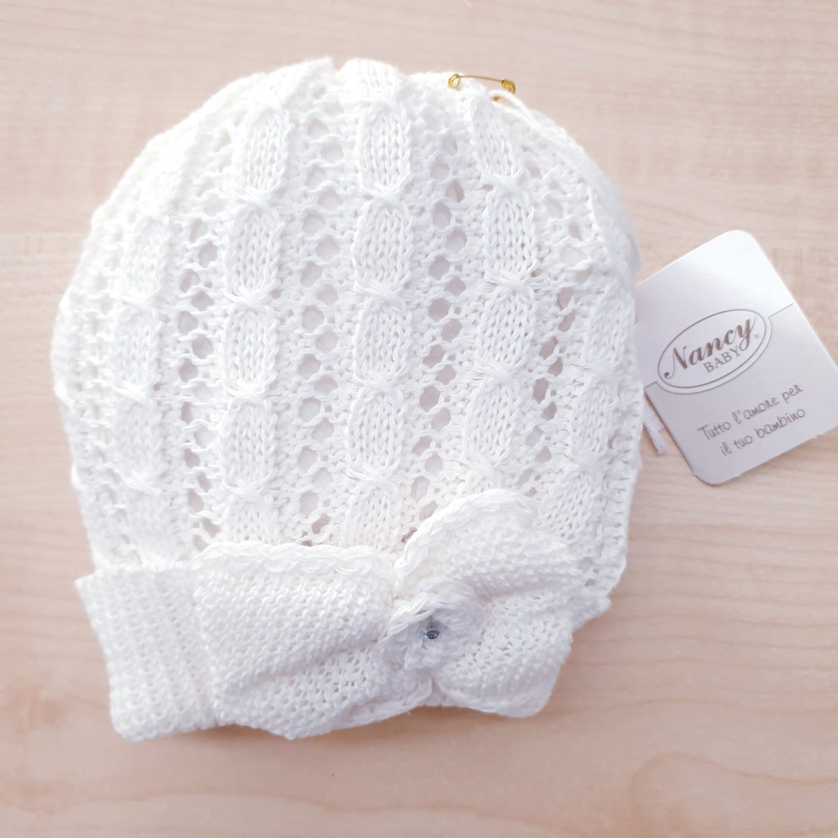 Cappellino il filo con fiocco ricamato
