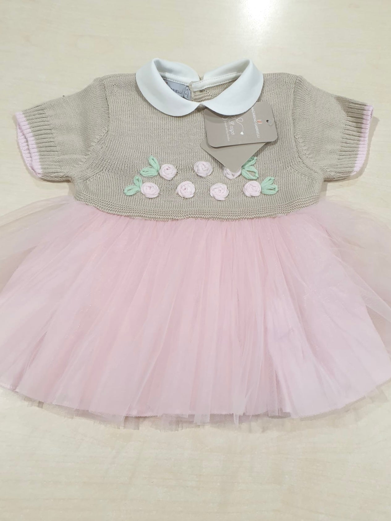 Vestino con tulle e fiorellini ricamati