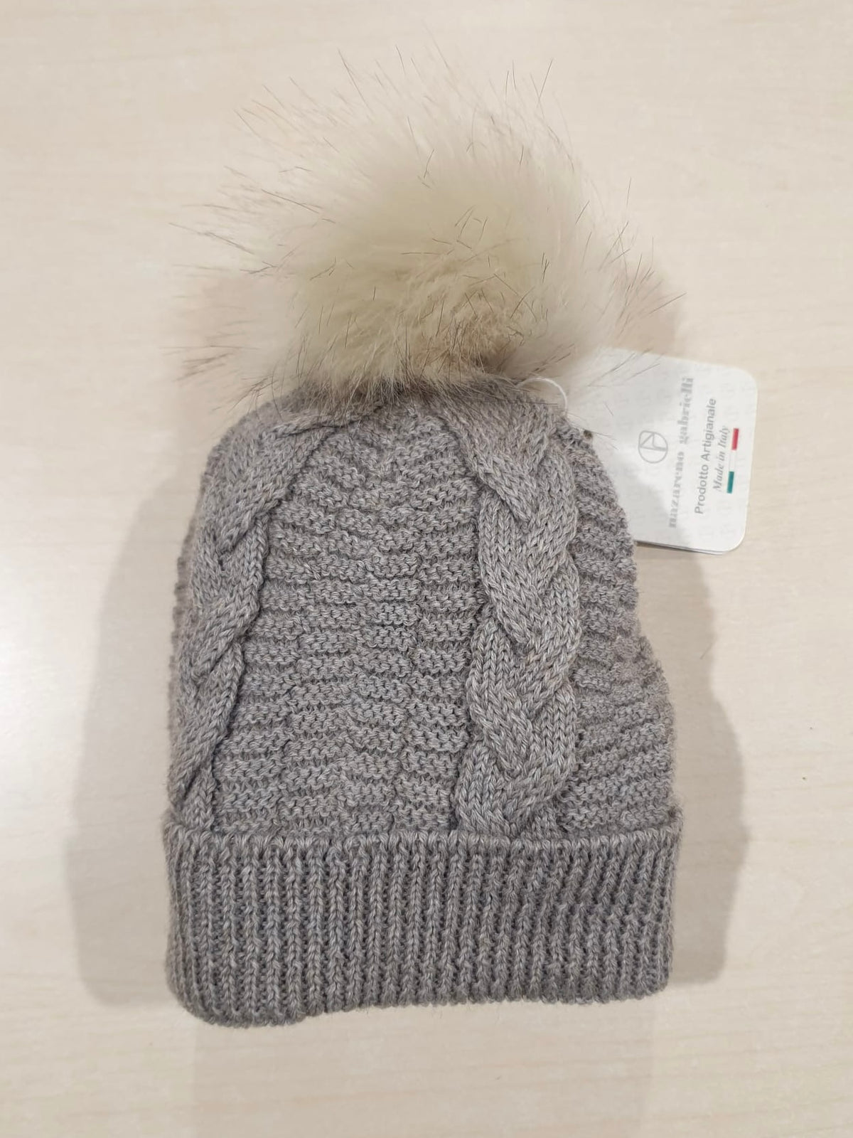 Cappellino in misto lana con ponpon