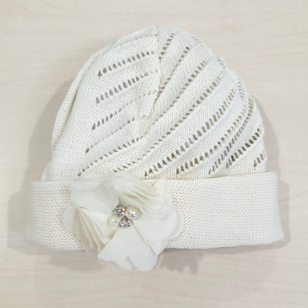 Cappellino con fiore ricamato