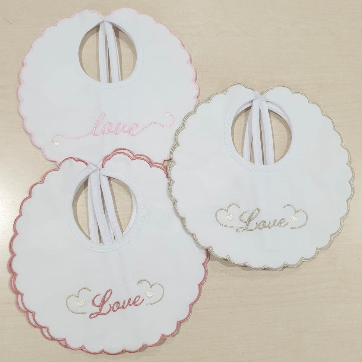 Bavaglini di cotone ricamati – confezione da 6 pezzi assortiti