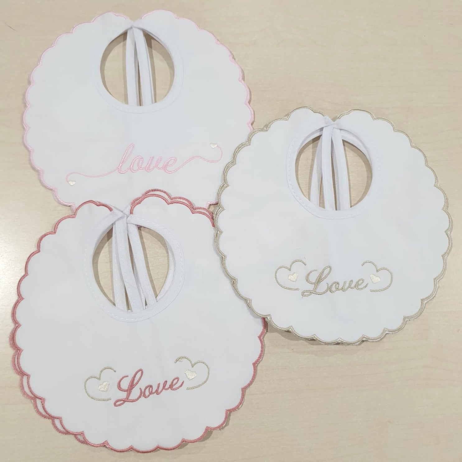Bavaglini di cotone ricamati – confezione da 6 pezzi assortiti