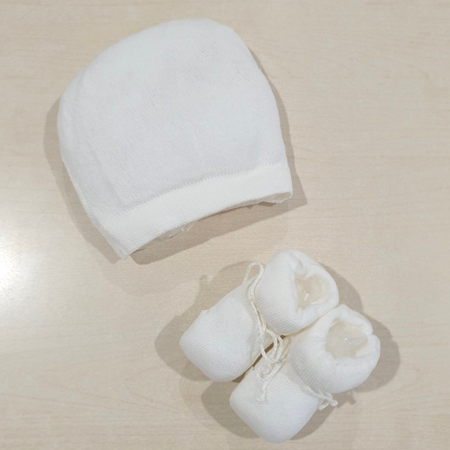 Set cappellino e scarpine in cotone