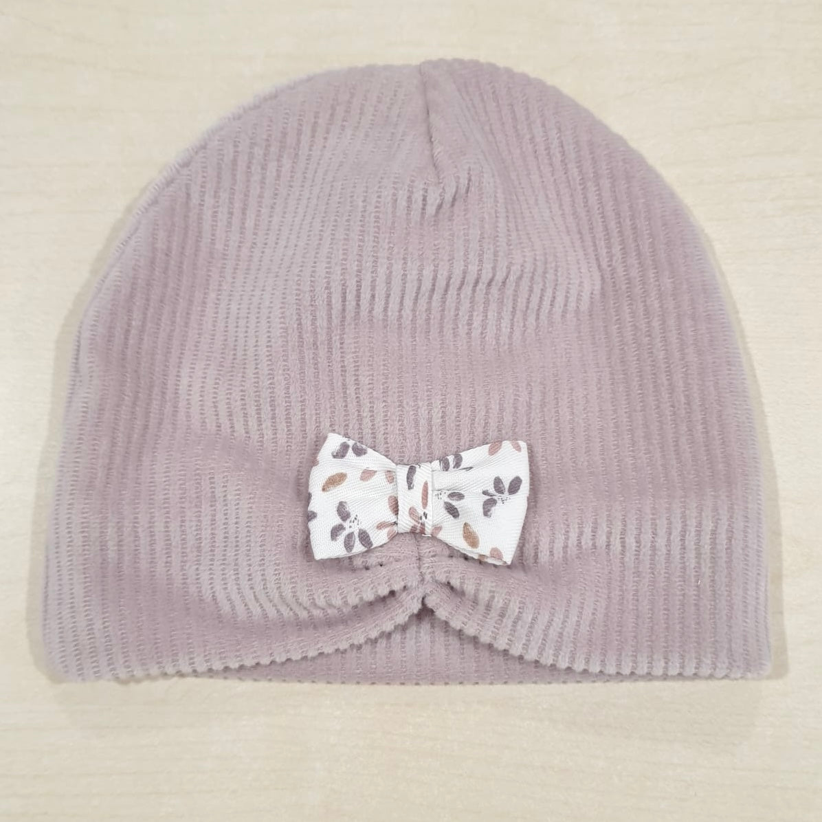 Cappellino in ciniglia fiocco