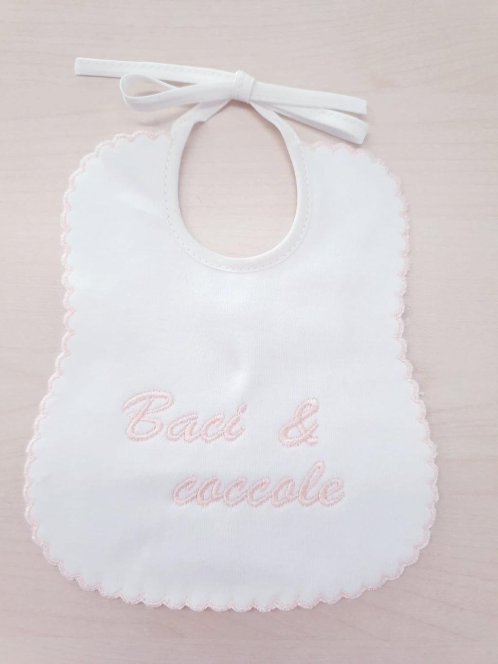 Bavetta ricamata “Baci e coccole”