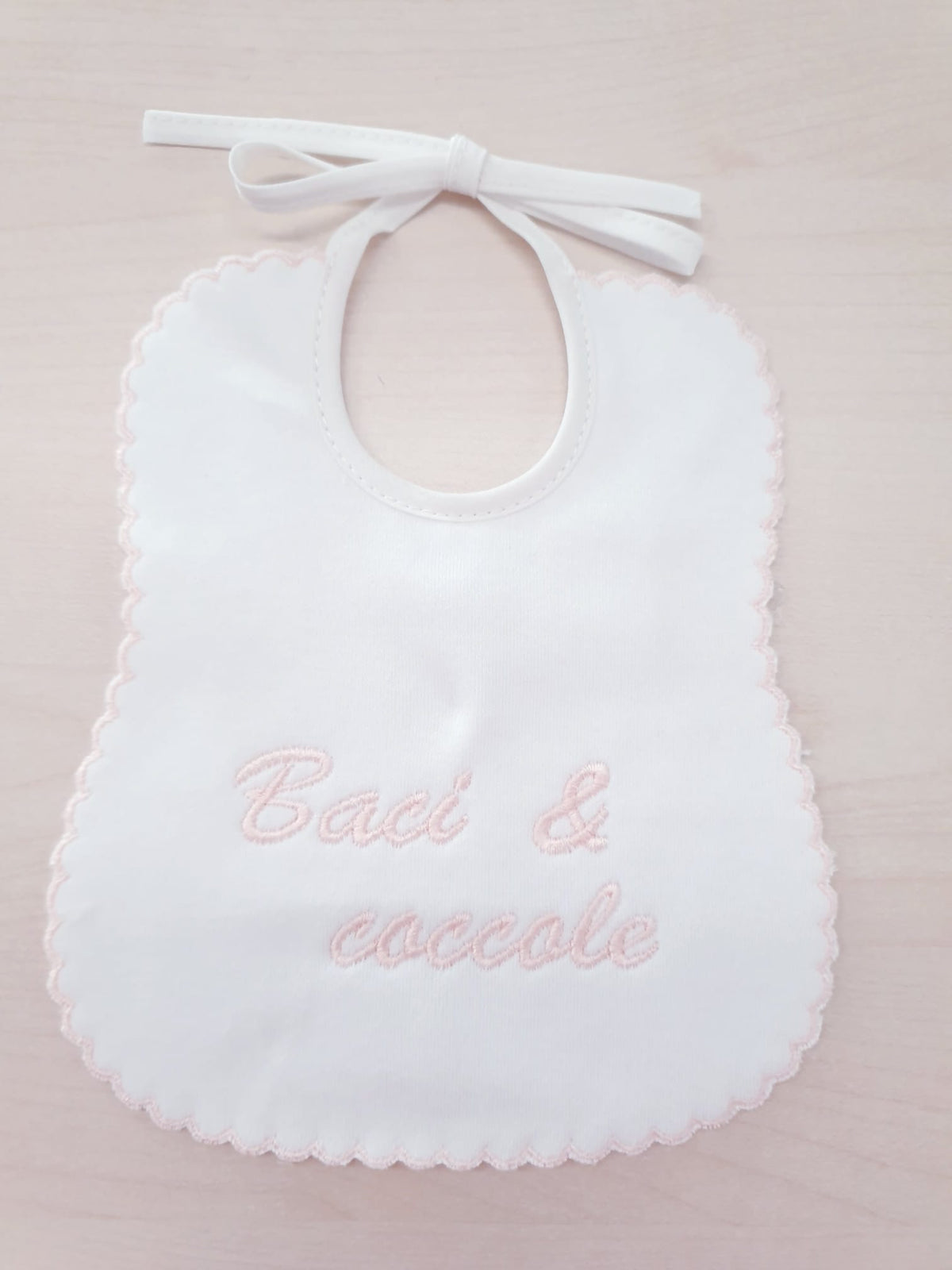 Bavetta ricamata “Baci e coccole”