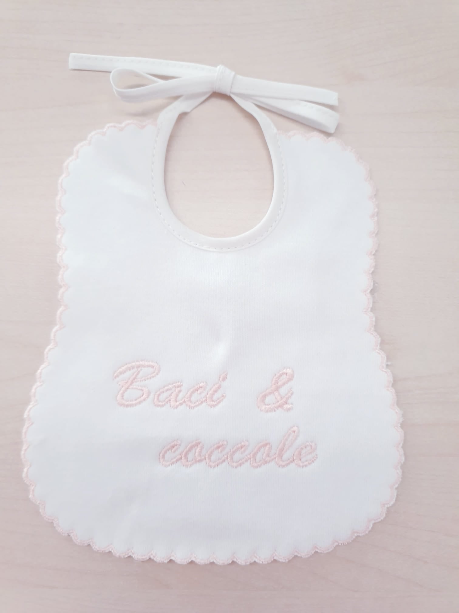 Bavetta ricamata “Baci e coccole”