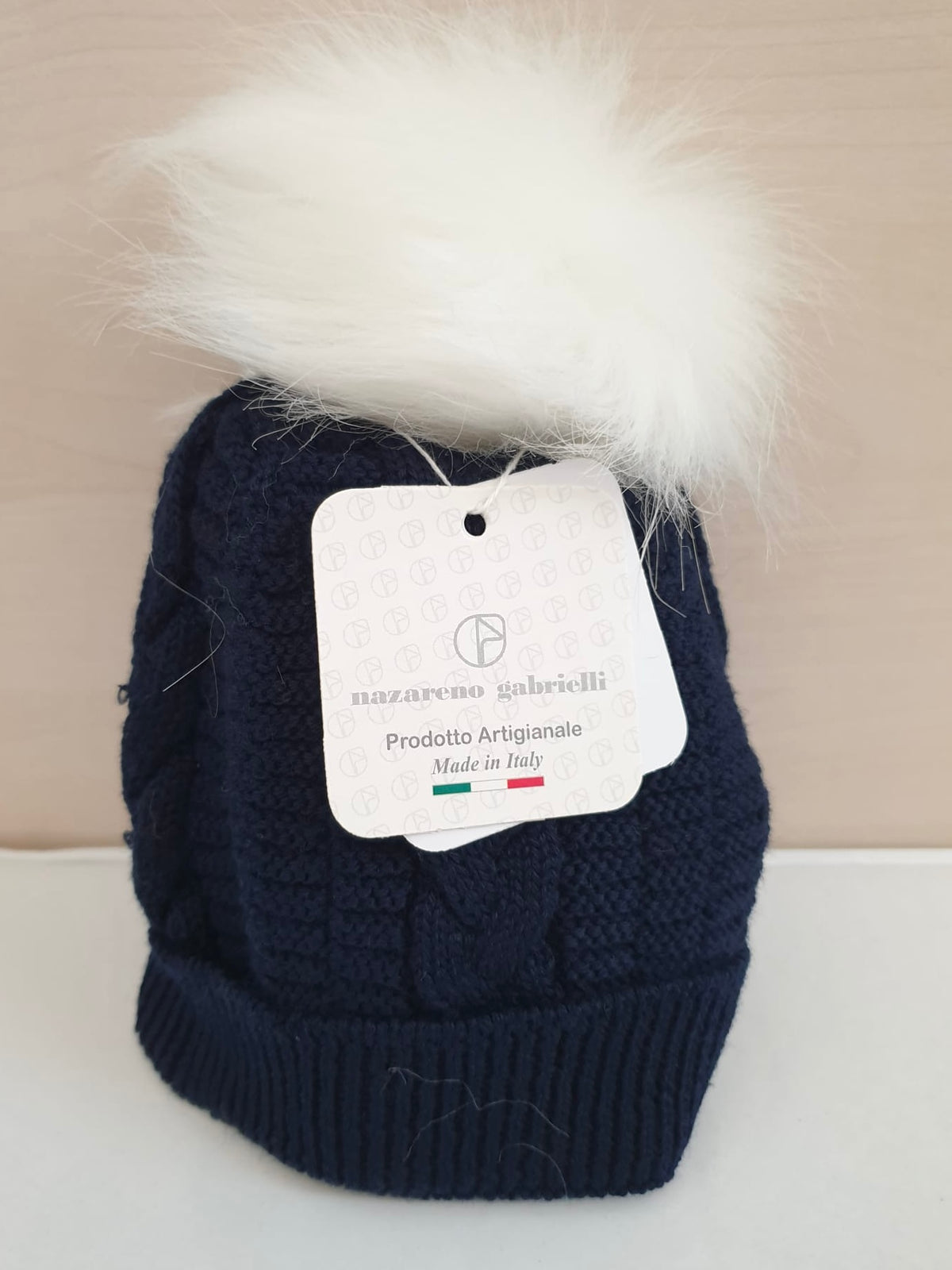 Cappellino in misto lana con ponpon