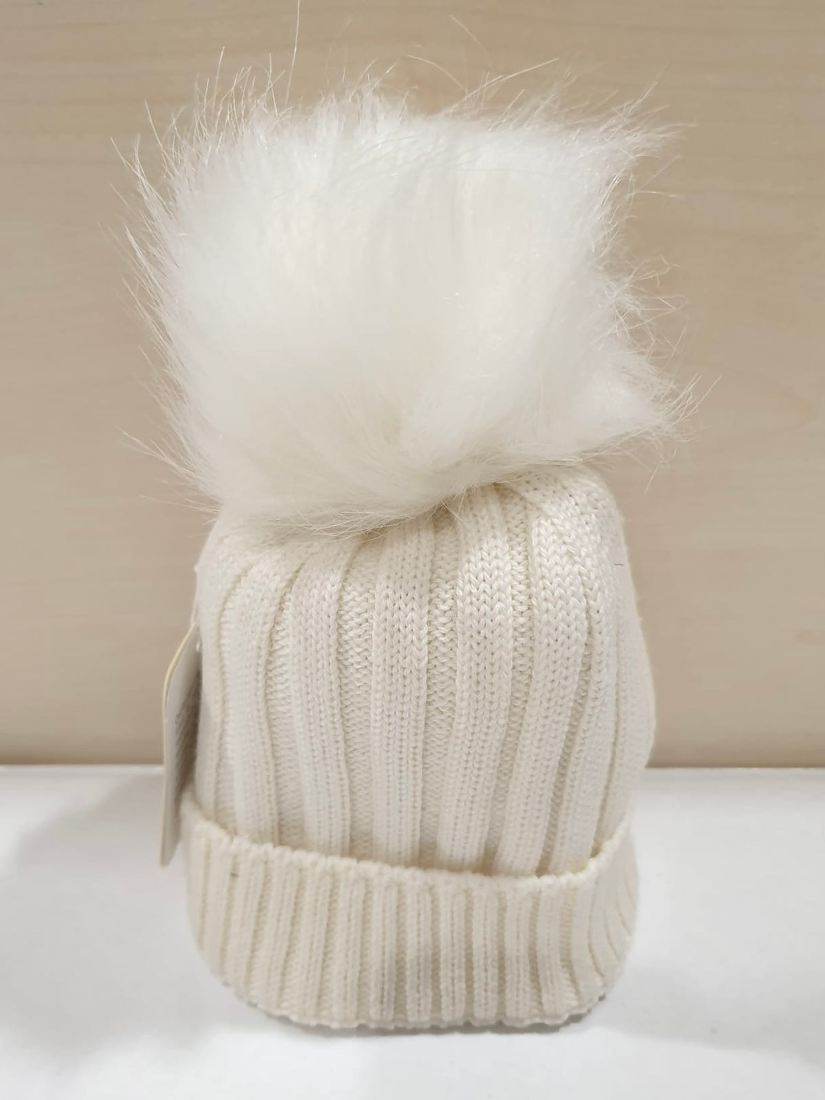 Cappellino in misto lana con ponpon