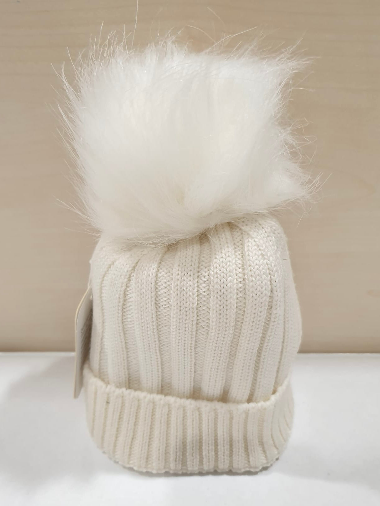 Cappellino in misto lana con ponpon