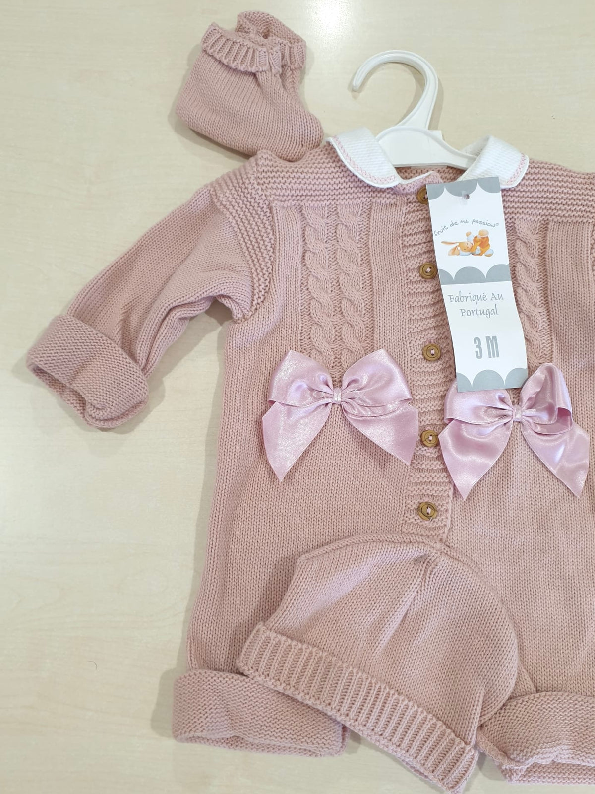 Tutina, cappellino e scarpine