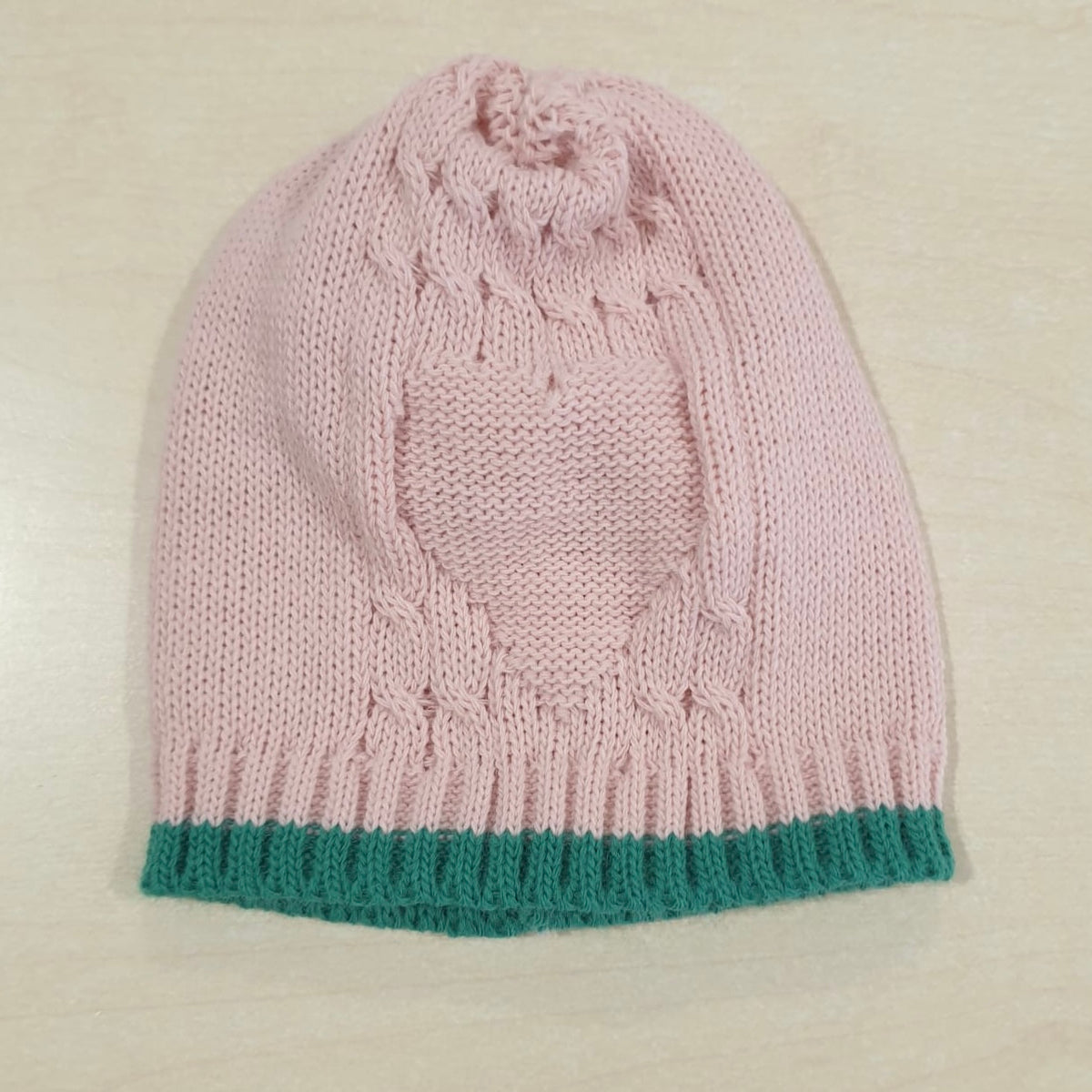 Cappellino in misto lana tema Veronica