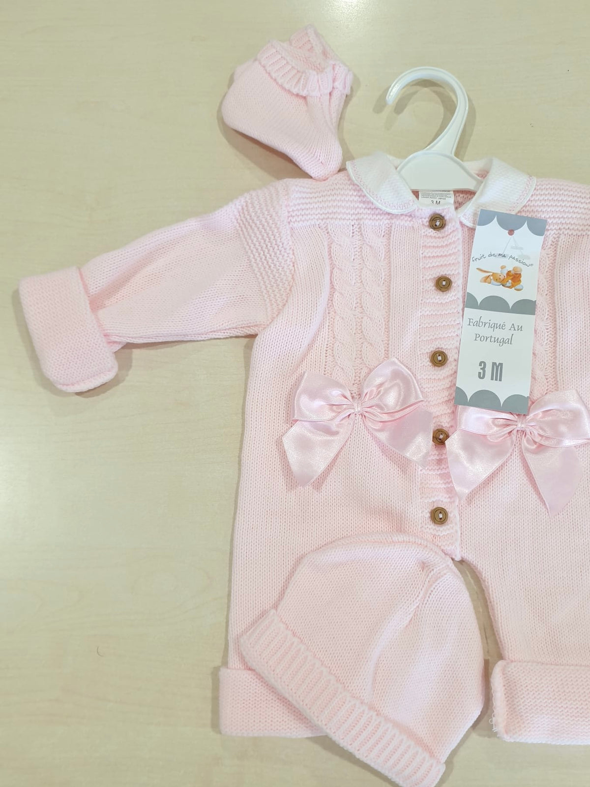 Tutina, cappellino e scarpine
